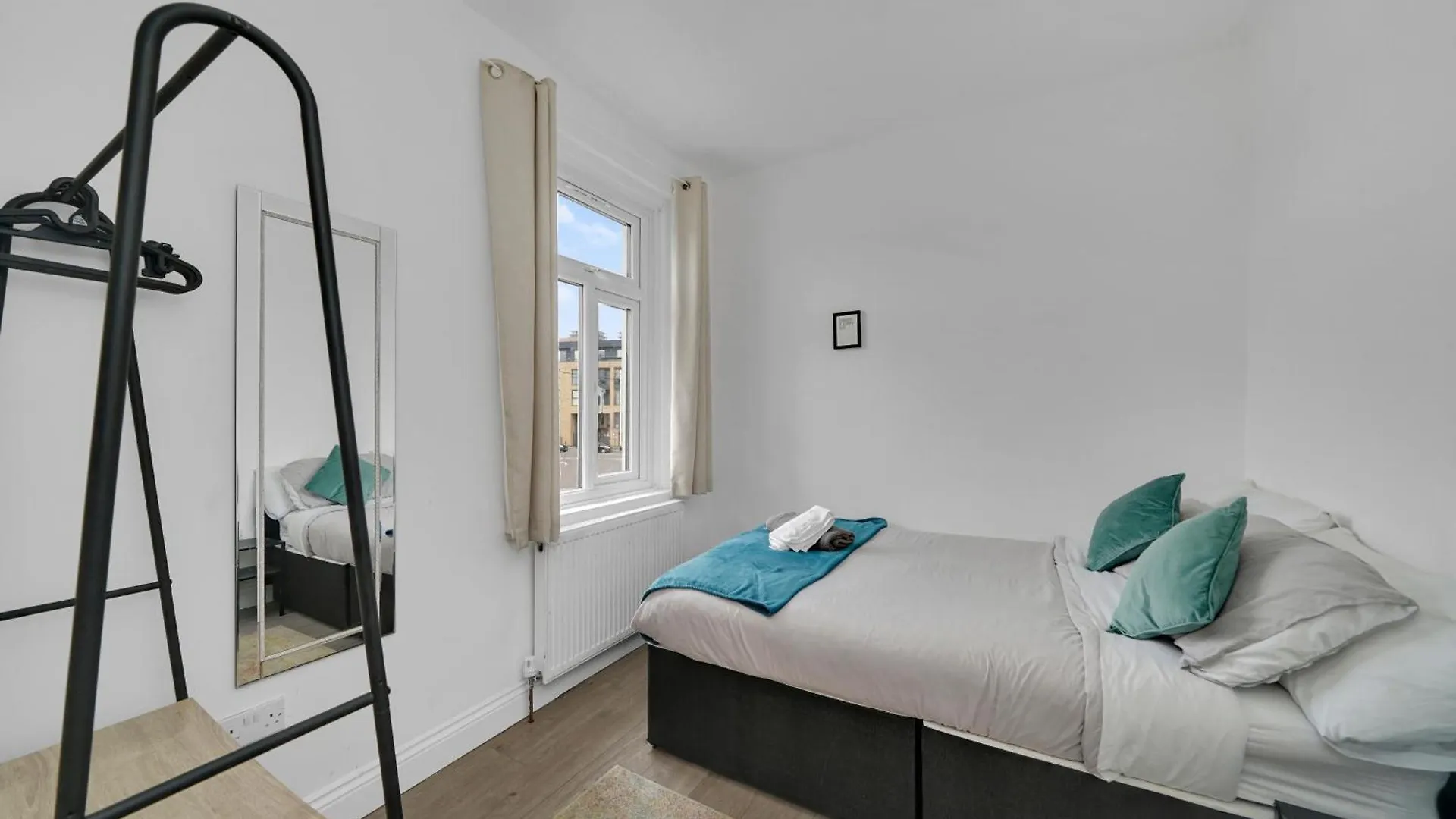 Startlet Stays Apartments - On Elizabeth Line With Free Parking London