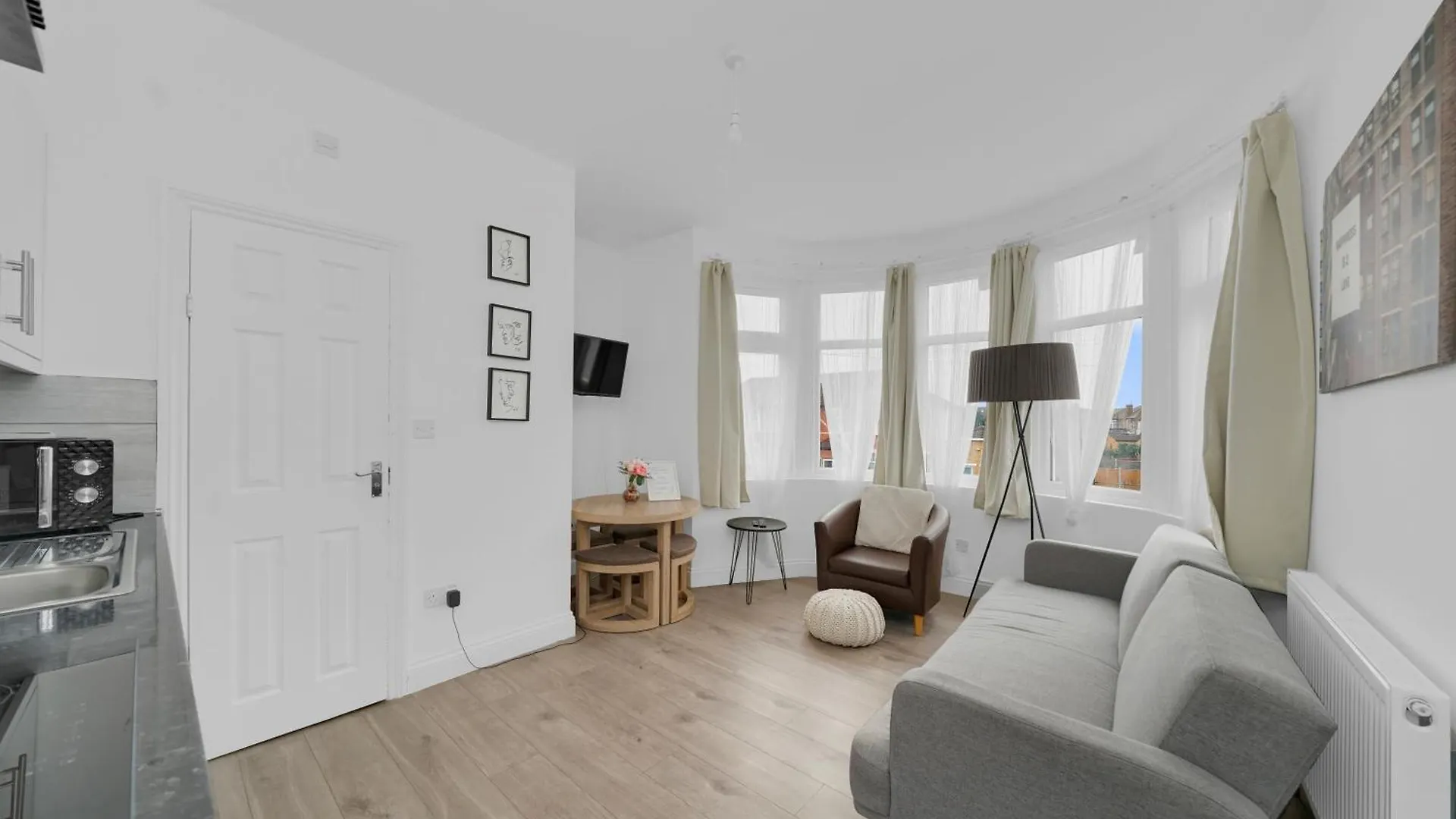 Startlet Stays Apartments - On Elizabeth Line With Free Parking London